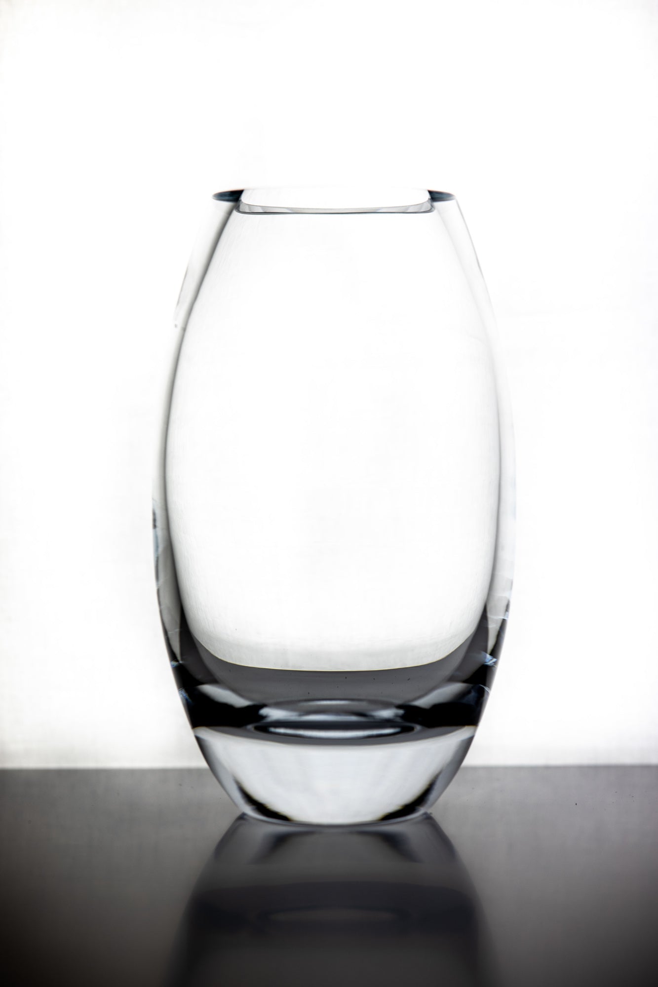 Radiant European Mouth Blown Crystal 11" Vase-K2252